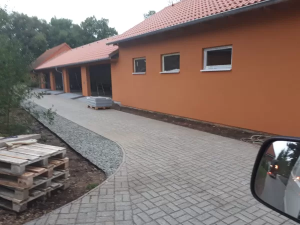 Pokládka zámkové dlažby, stavba garážového stání, realizace střechy