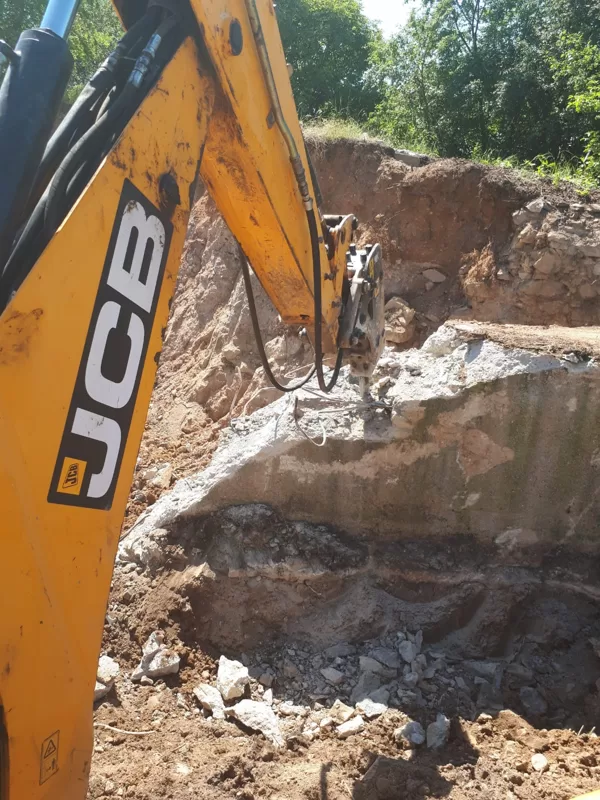Demolice masivních betonových základů.