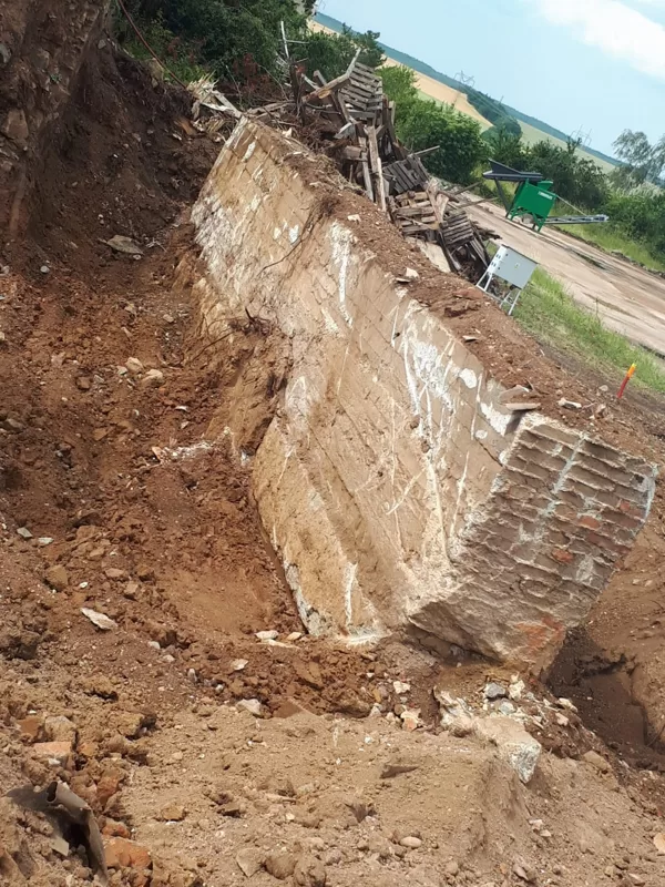 Demolice masivních betonových základů.