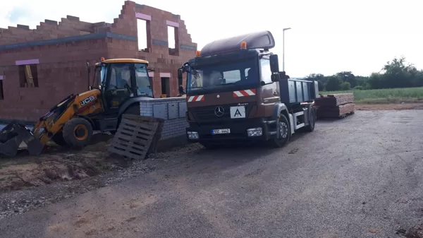 Mercedes Benz Axor - odvoz zeminy, zemní práce s JCB 3X